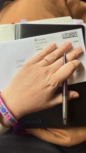 Mano de una Mistress tapando su nombre en un sobre de Correos con carta escrita a mano de su sumiso